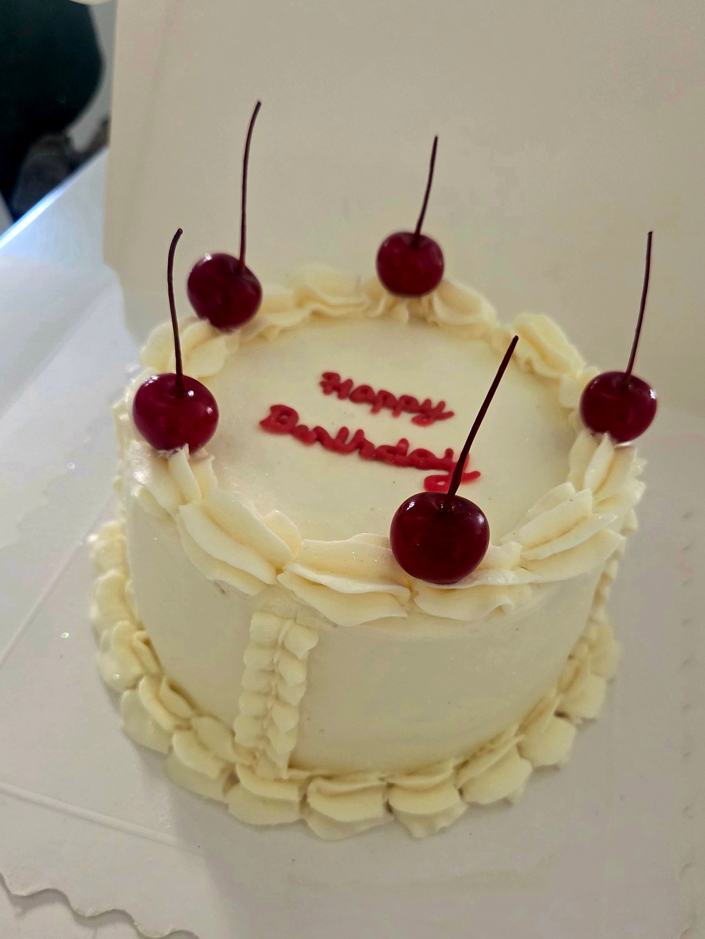 עוגת דובדבנים Happy Birthday